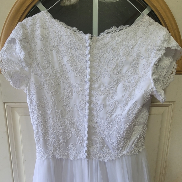 Flattering Summer Wedding Dress - Picture 4 of 10